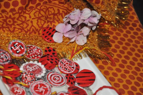 handcrafted aipan rakhi(bhetoli.com)