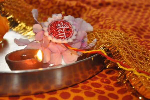 handcrafted aipan rakhi(bhetoli.com)