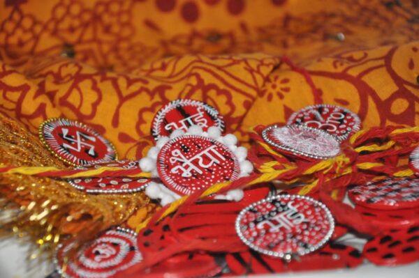 handcrafted aipan rakhi(bhetoli.com)