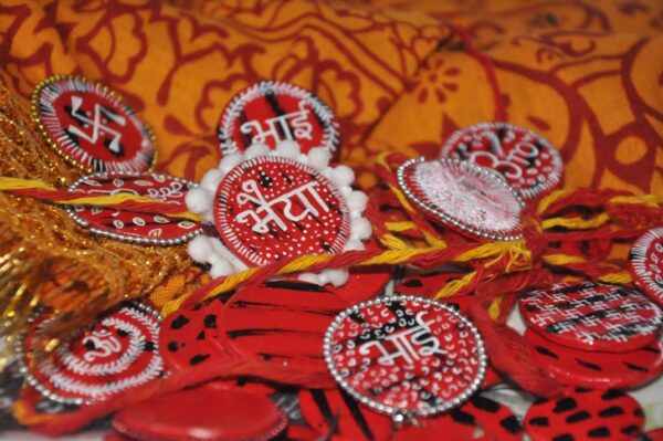 handcrafted aipan rakhi(bhetoli.com)